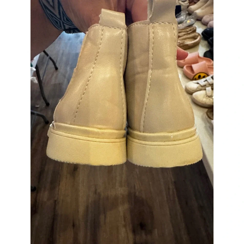 Kids Cream Faux Leather Chelsea Lug Sole Boots Size 24 Pull On Off White